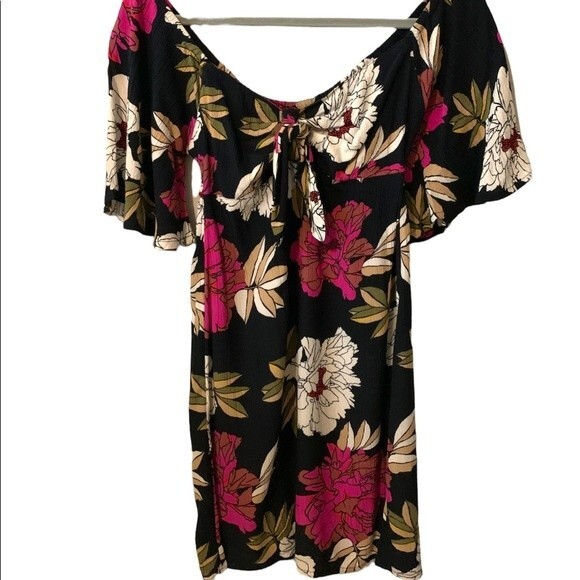 Billabong Dresses & Skirts - NWOT Billabong Floral dress. Size XS.